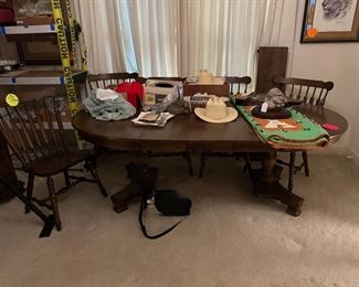 Beautiful Dining Table with 6 Chairs and 4 leaves.