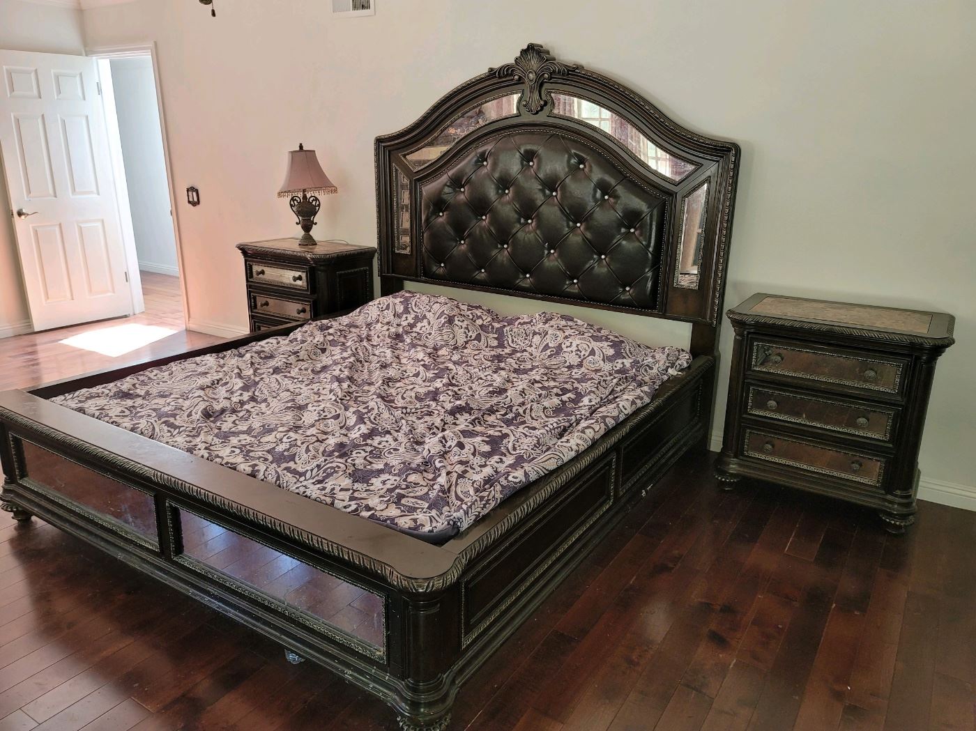Pulaski Reflections King-size bedroom set