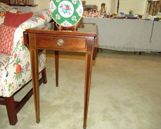 Mahogany Pembroke table with one drawer