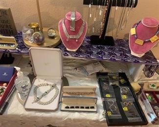 Jewelry Priced to Sell.    Be Patient PLEASE                      
                                 Lots to Look at