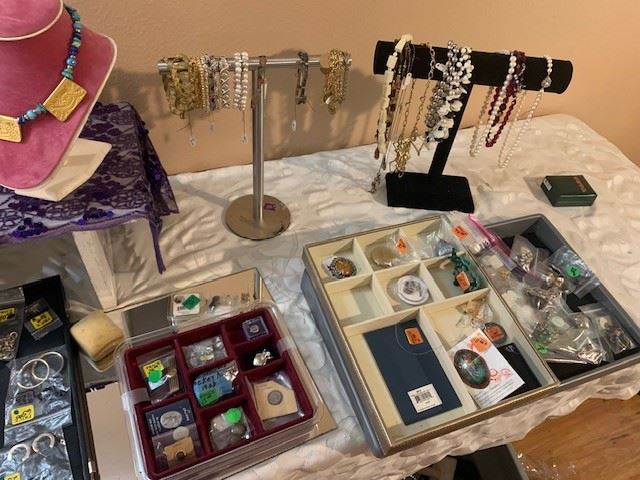 You may look at 1 (ONE) tray at a Time                           
                       Please be PATIENCE... THANKS                         
                        Get Rid of It... Estate Services