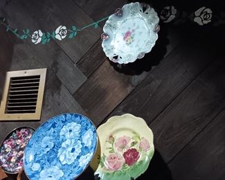 COLLECTOR PLATES AND HAND PAINTED PLATES