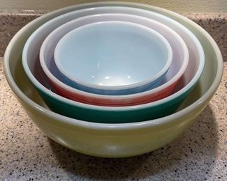 Vintage Pyrex Bowl Set