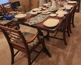 Beautiful mahogany dining table with 7 matched chairs