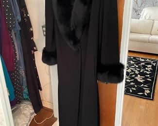 Black lamb's wool coat. Fur trim.