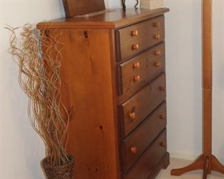 Bassett    W-38   D-19   H-48