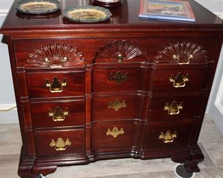 Thomasville mahogany block-front four-drawer chest