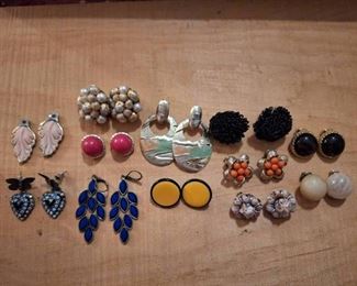 Lot of Woman's Vintage Costume Jewelry