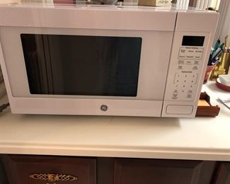 "LIKE NEW" MICROWAVE