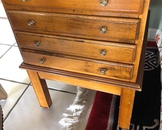 CABINET WITH STORAGE  4 TRAYS