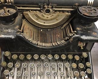 VINTAGE TYPEWRITER