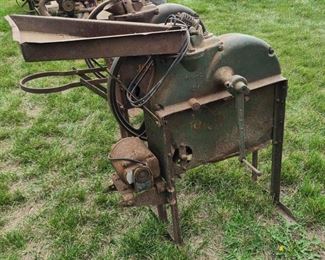 ANTIQUE JOHN DEERE CORN SHUCKER