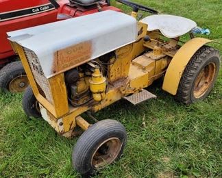 INTERNATIONAL HARVESTER CUB CADET GARDEN TRACTOR