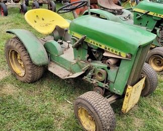 JOHN DEERE 110 LAWN & GARDEN TRACTOR
