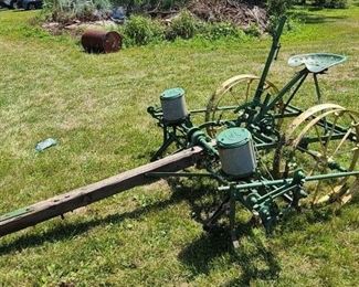 ANTIQUE JOHN DEERE 2-ROW PLANTER