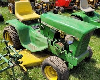 JOHN DEERE 112 HYDRAULIC LIFT LAWN TRACTOR