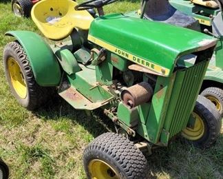 JOHN DEERE 110 LAWN & GARDEN TRACTOR