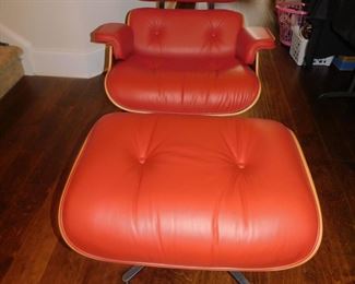 RARE AS NEW HERMAN MILLER EAMES LOUNGE CHAIR WITH OTTOMAN