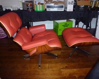 RARE AS NEW HERMAN MILLER EAMES LOUNGE CHAIR WITH OTTOMAN
