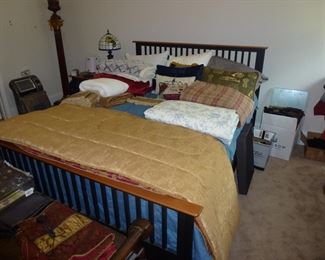 QUEEN SIZE BED AND LINENS