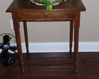 SIDE TABLE WITH DRAWER