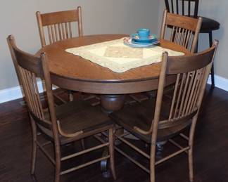 ROUND OAK TABLE WITH SPINDEL CHAIRS