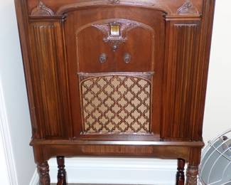 VINTAGE RADIO ON LEGS