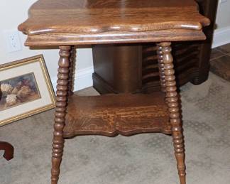 CURVED TOP TURNED LEG TABLE