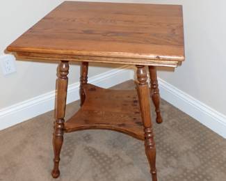 SQARE TURNED LEG TABLE