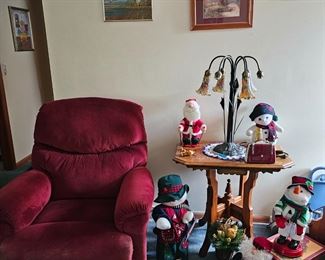 RECLINER LARGE COLLECTION OF CHRISTMAS DOLLS TABLE AND LAMP