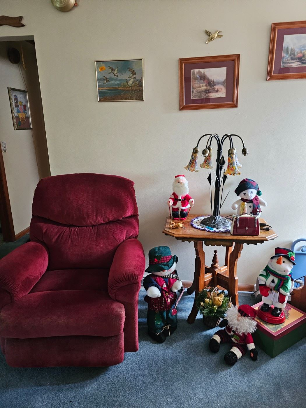 RECLINER LARGE COLLECTION OF CHRISTMAS DOLLS TABLE AND LAMP