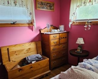 OAK BONNET CHIST CEDER CHEST SMALL ROUND TABLE