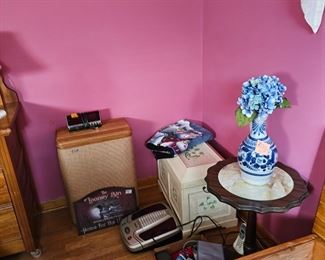 SMALL TABLE WITH MARBLE SMALL CHEST 