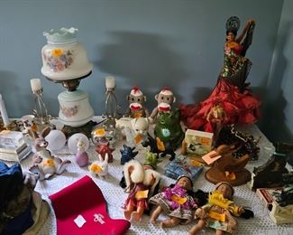 COLLECTABLE DOLLS SMALL LAMP MANY COLLETABLE ITEMS