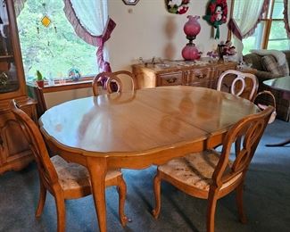 TABLE 4 CHAIRS AND TWO CAPTAIN CHAIRS