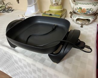 Electric skillet