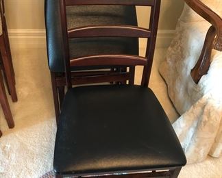 4 FOLDING CHAIRS