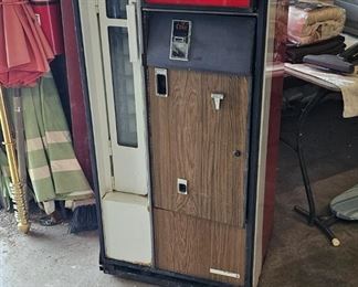 COCA COLA VENDING MACHINE