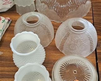 LOT OF VINTAGE LIGHT FIXTURES / GLOBES
