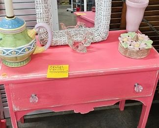 SMALL VANITY AND ACCESSORIES