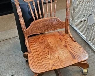 ROLLING WOODEN OFFICE CHAIR