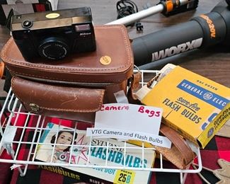 VINTAGE CAMERA AND FLASHBULBS