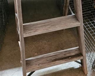 WOOD STEP LADDER