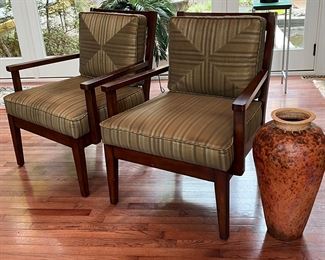 PAIR OF SMART ARM CHAIRS AND URN
