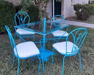 Metal patio table set, with glass top, & umbrella stand base