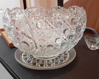 Cut crystal punch bowl with underplate (with storage box)