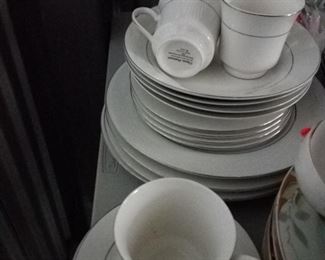 4 dinner plates, 4 bowls, 4 cup & saucer, 4 bread & butter
