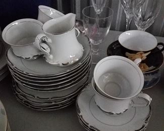 4 cup & saucer, 1 creamer, 6 bowls(?), 4 dessert plates