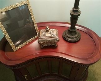 The top is a removable tray