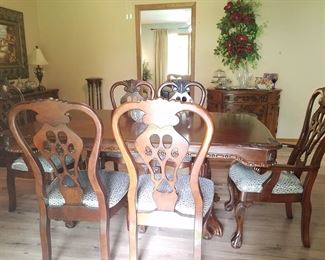 Beautiful cherry dining table has two leaves and six chairs